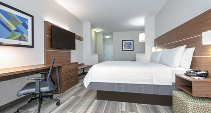 Holiday Inn Express Hotel & Suites Clute-Lake Jackson Room Type - 1 King Bed Suite Mobil Accessible Tub