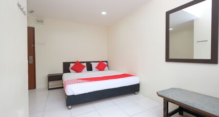 OYO 1104 Q Hotel Room Type - Deluxe King