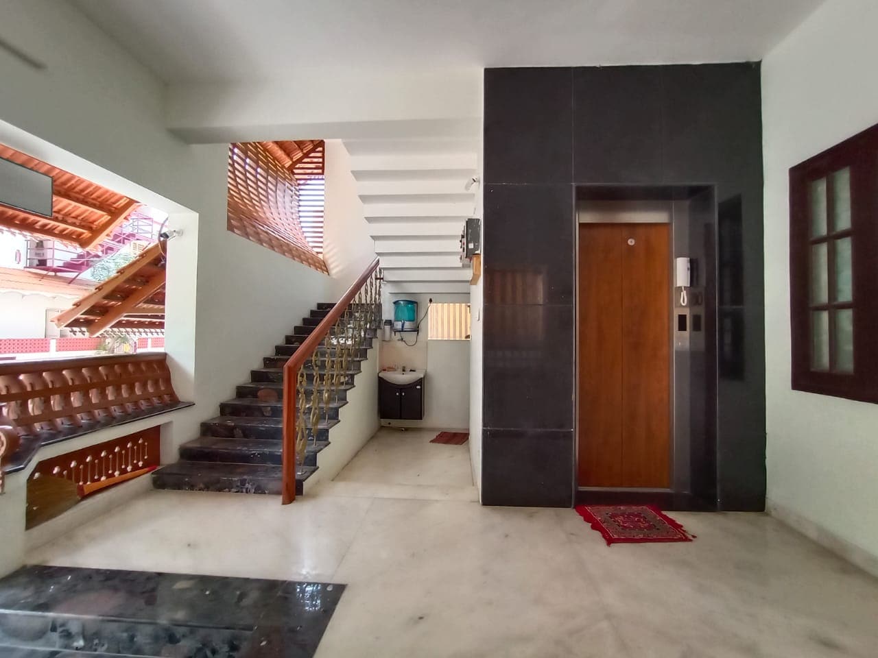 Indian Residency | Rooms & Guided Treks - Tap to explore photos