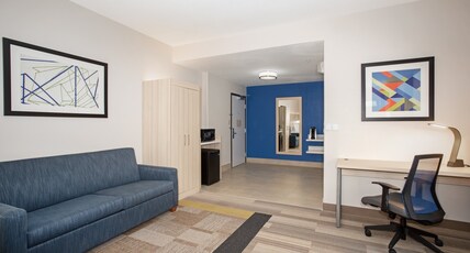 Holiday Inn Express & Suites Phoenix - Glendale Sports Dist Room Type - 2 Queen Suite Communications Accessible Transfer Shower Holiday Inn Express & Suites Phoenix - Glendale Sports Dist Room Type - 2 Queen Suite Communications Accessible Transfer Shower