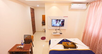 S V GRAND INN Room Type - Deluxe Double Room AC