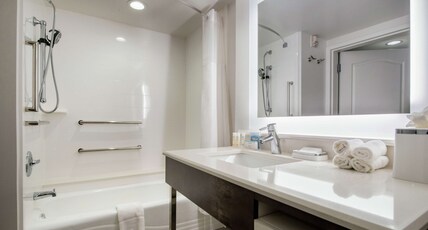 Hampton Inn & Suites by Hilton Legacy Park-Frisco Room Type - 2QN MOB HEARING ACC TUB NS