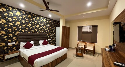 Hotel Roshan - 3 Min Walk To Godowliya. Room Type - Superior Room