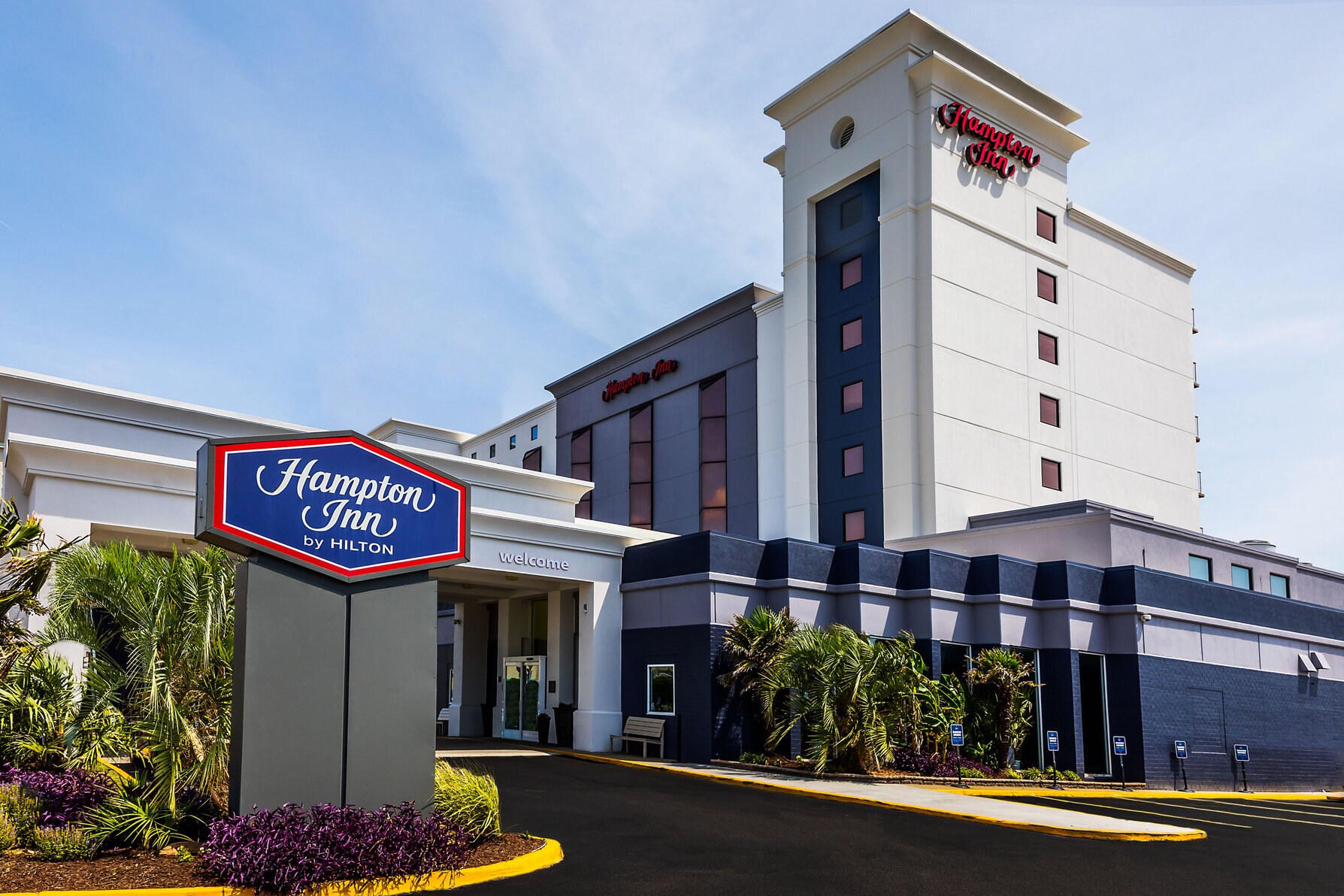 Hampton Inn by Hilton Virginia Beach-Oceanfront North - Tap to explore photos