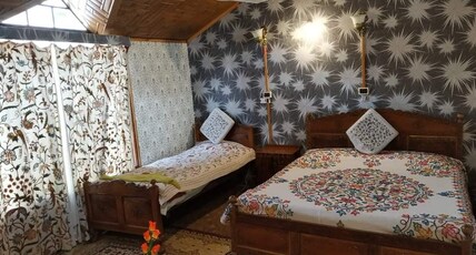 Houseboat Young Snow View | Lake-view Room Room Type - Deluxe Room