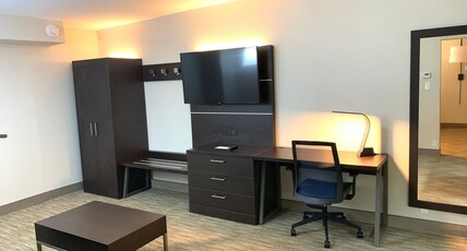 Holiday Inn Express Allentown North Room Type - 2 Queen Beds Suite Sofa Bed