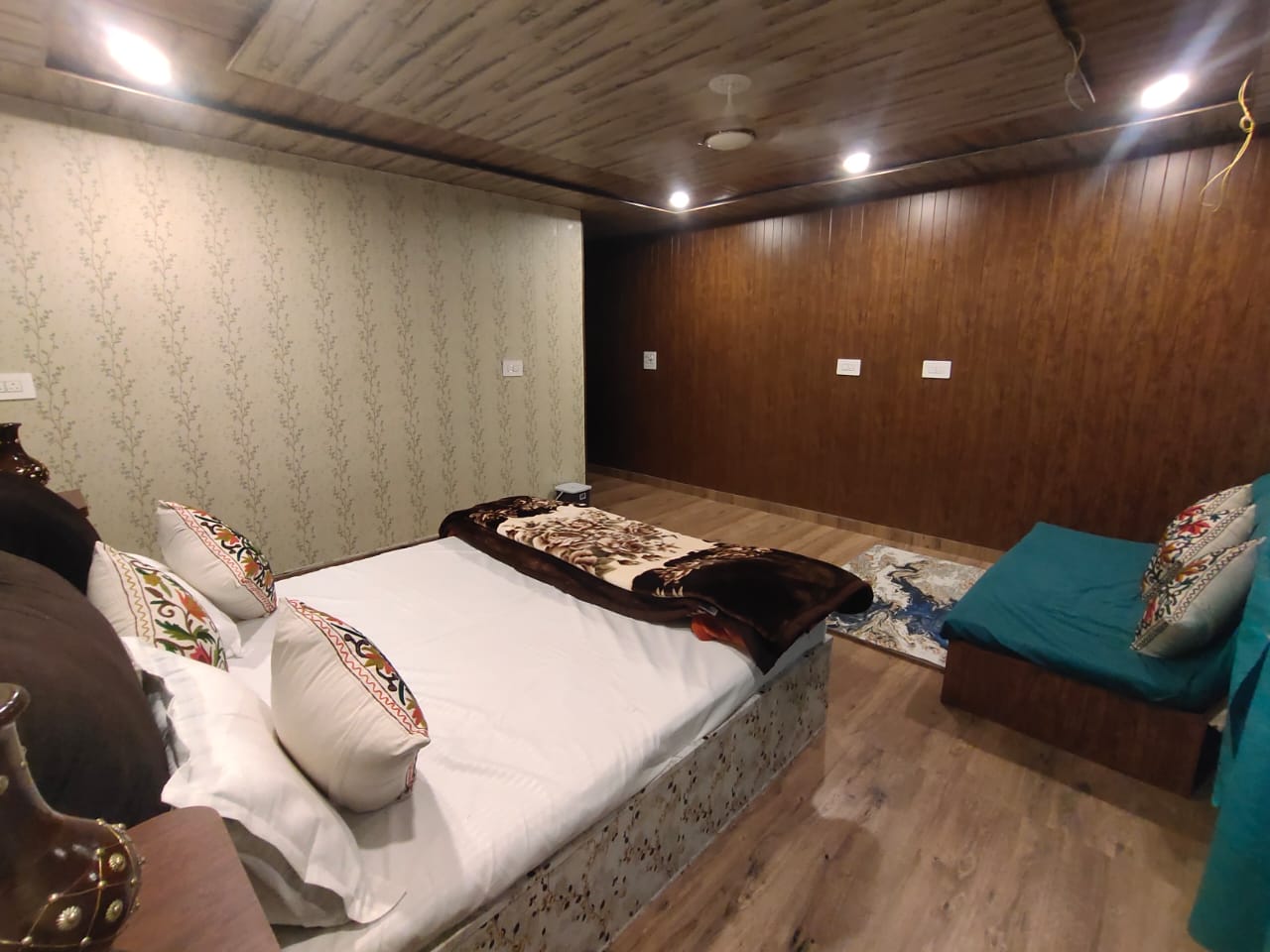 Valinor - Tap to explore photos