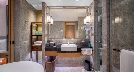 Crowne Plaza Kunming Ancient Dian Town Room Type - 1 King Standard Pet Friendly Lounge Access