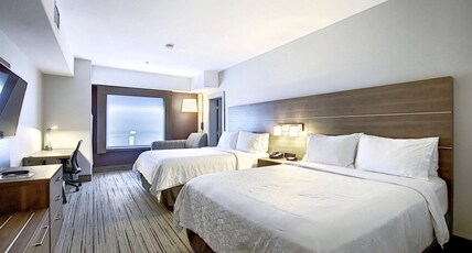 Holiday Inn Express Airport-Calgary Room Type - 3 Queen 2 Bdrm Suite