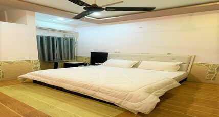 Lazy staytion Room Type - Deluxe King AC Room