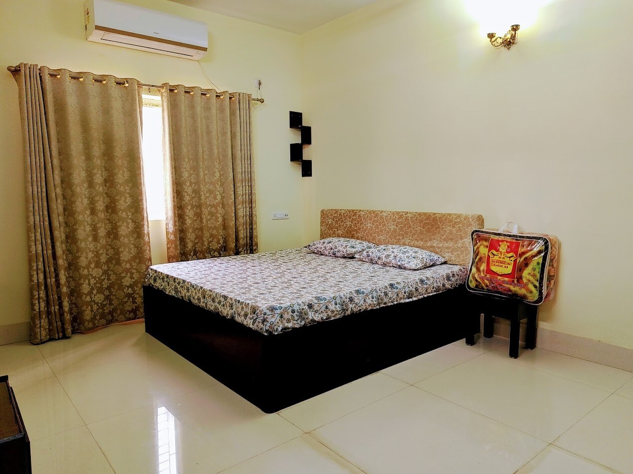 Entire 2BHK Service Apt at Flat at Gariahat Near Punjab Badree - Tap to explore photos