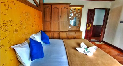 Pearl Spot Houseboat Room Type - 3 BHK-Deluxe Private Houseboat (AC Timing 9 PM to 6 AM)