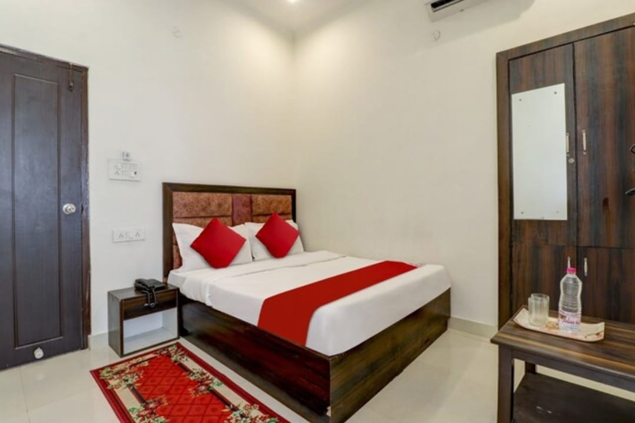R1 Home Stay - Tap to explore photos