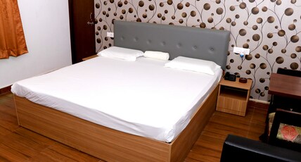 Surya Hotel & Restaurant Room Type - Super Standard Room