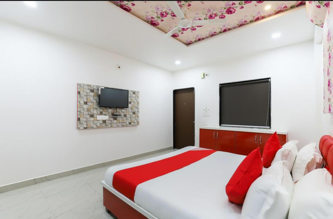 Hotel 4 Way - Tap to explore photos