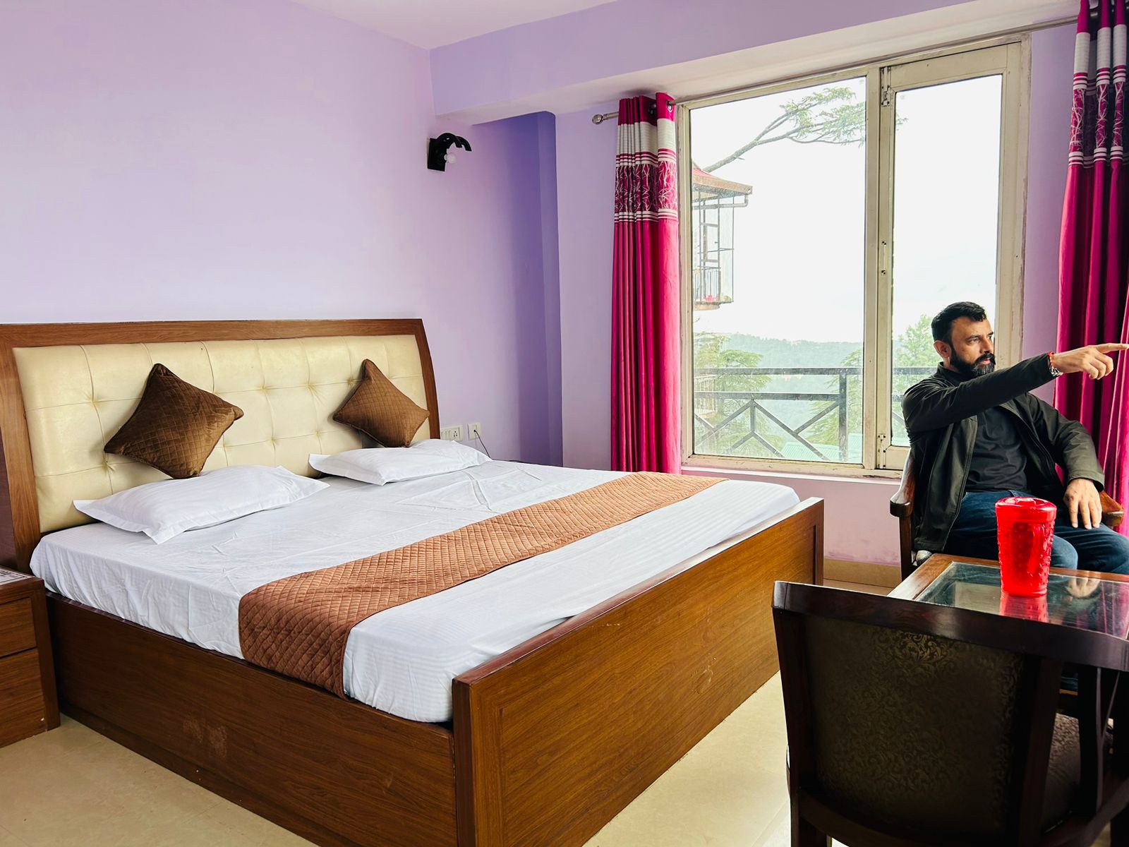 Hotel Howard - Tap to explore photos