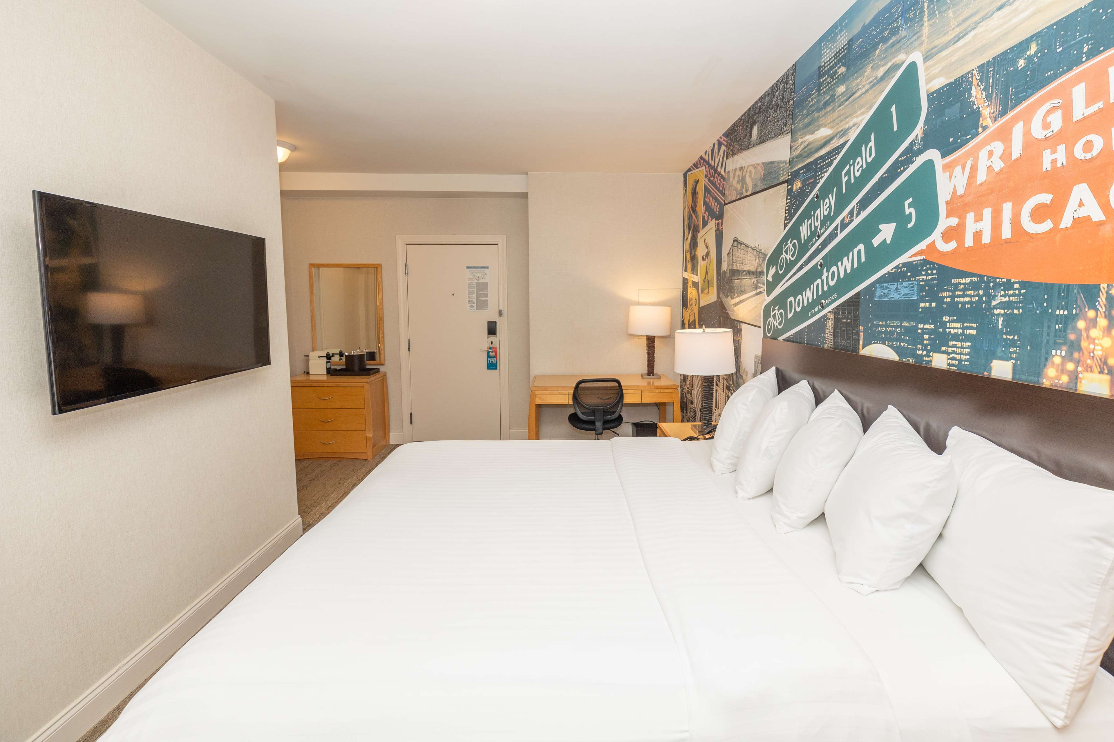 Hotel Versey Chicago Lincoln Park - Tap to explore photos