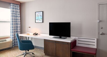 Hilton Garden Inn Bloomington Room Type - 2QN MOB HEARING ACC W TUB