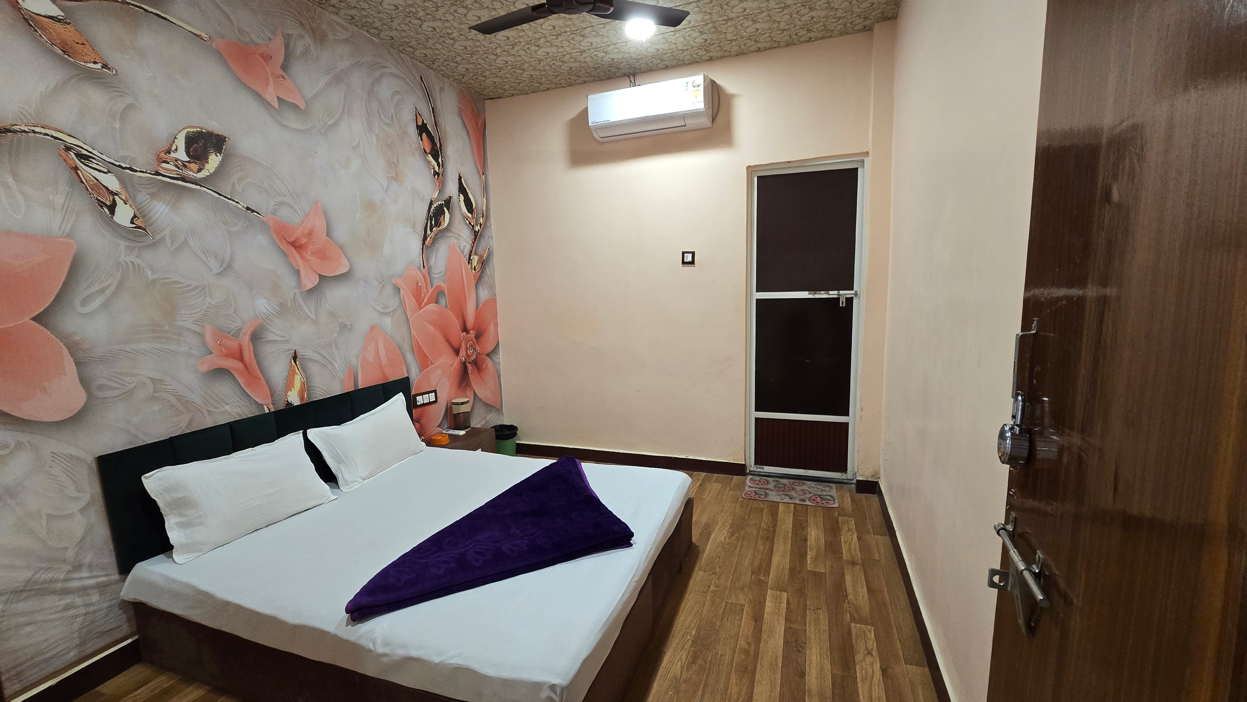 Hotel maheshwari green's - Tap to explore photos