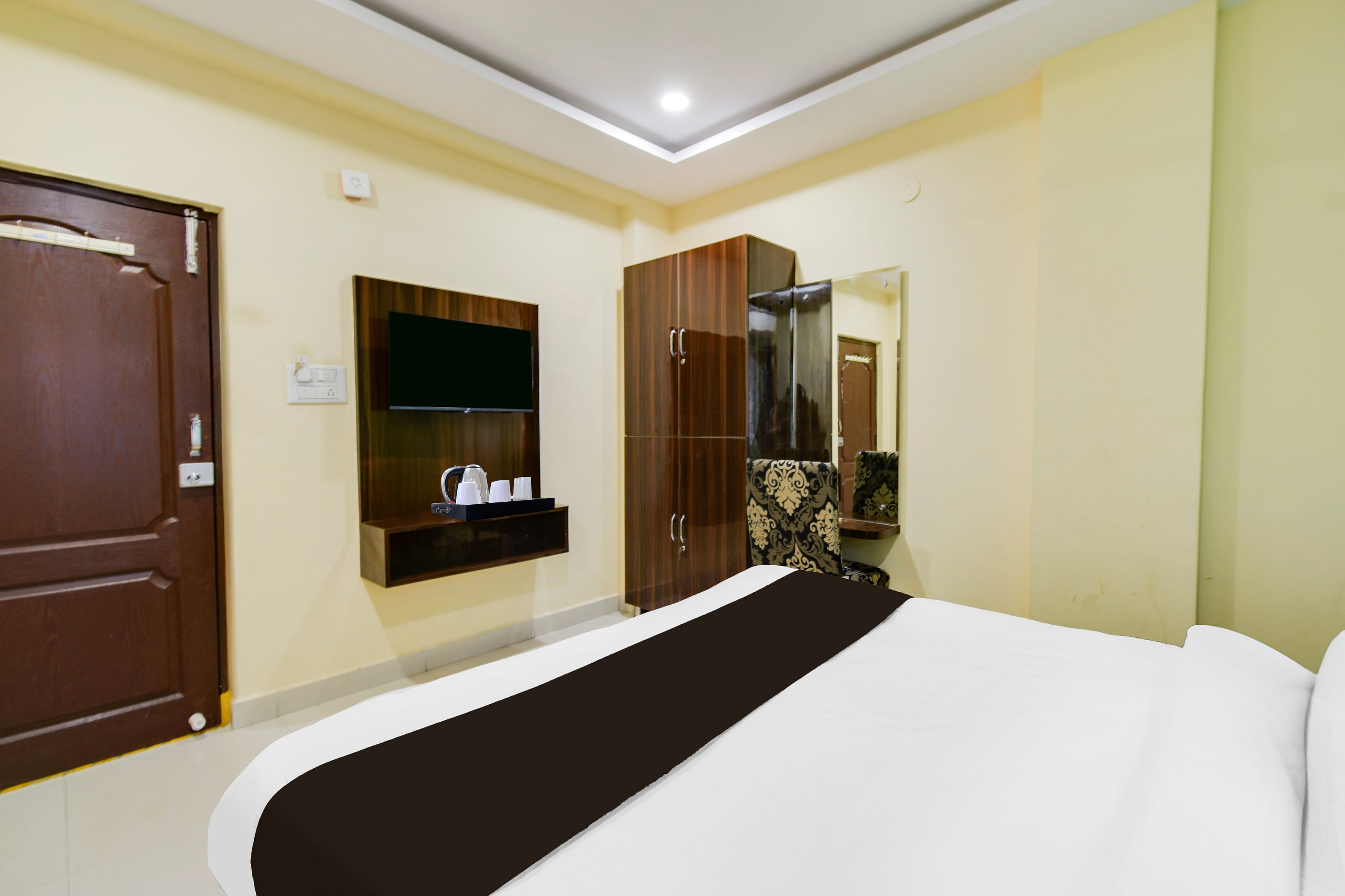 Super Townhouse Hitech City Madhapur - Tap to explore photos
