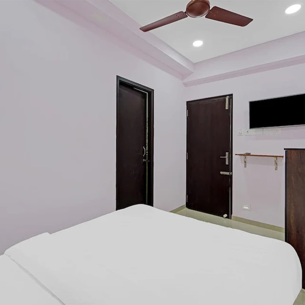 Pavis Service Apartment - Tap to explore photos