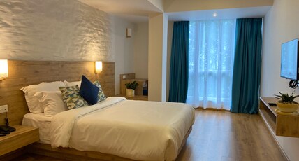 Manaslu Room Type - Deluxe Queen Room With View