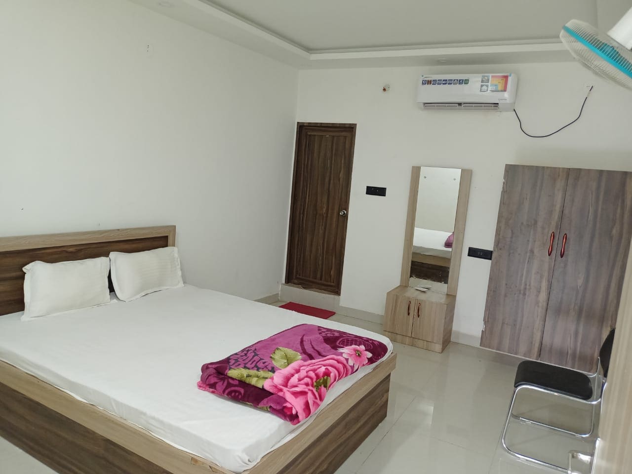 HOTEL SRI GUNINA PRIDE - Tap to explore photos