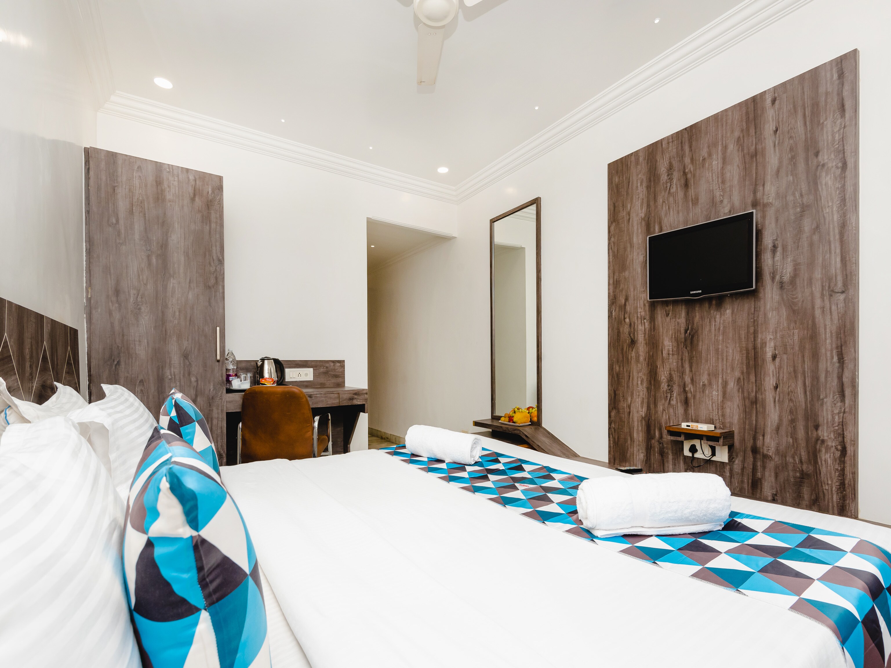 Hotel Galaxy - Tap to explore photos