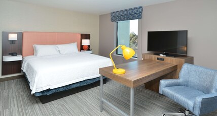 Hampton Inn & Suites by Hilton Menomonie-UW Stout Room Type - 1KN STDO MIC FRIDG WTBR NS