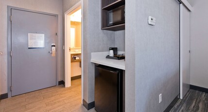 Hampton Inn & Suites by Hilton Palm Desert Room Type - 1 KING BED NONSMOKING