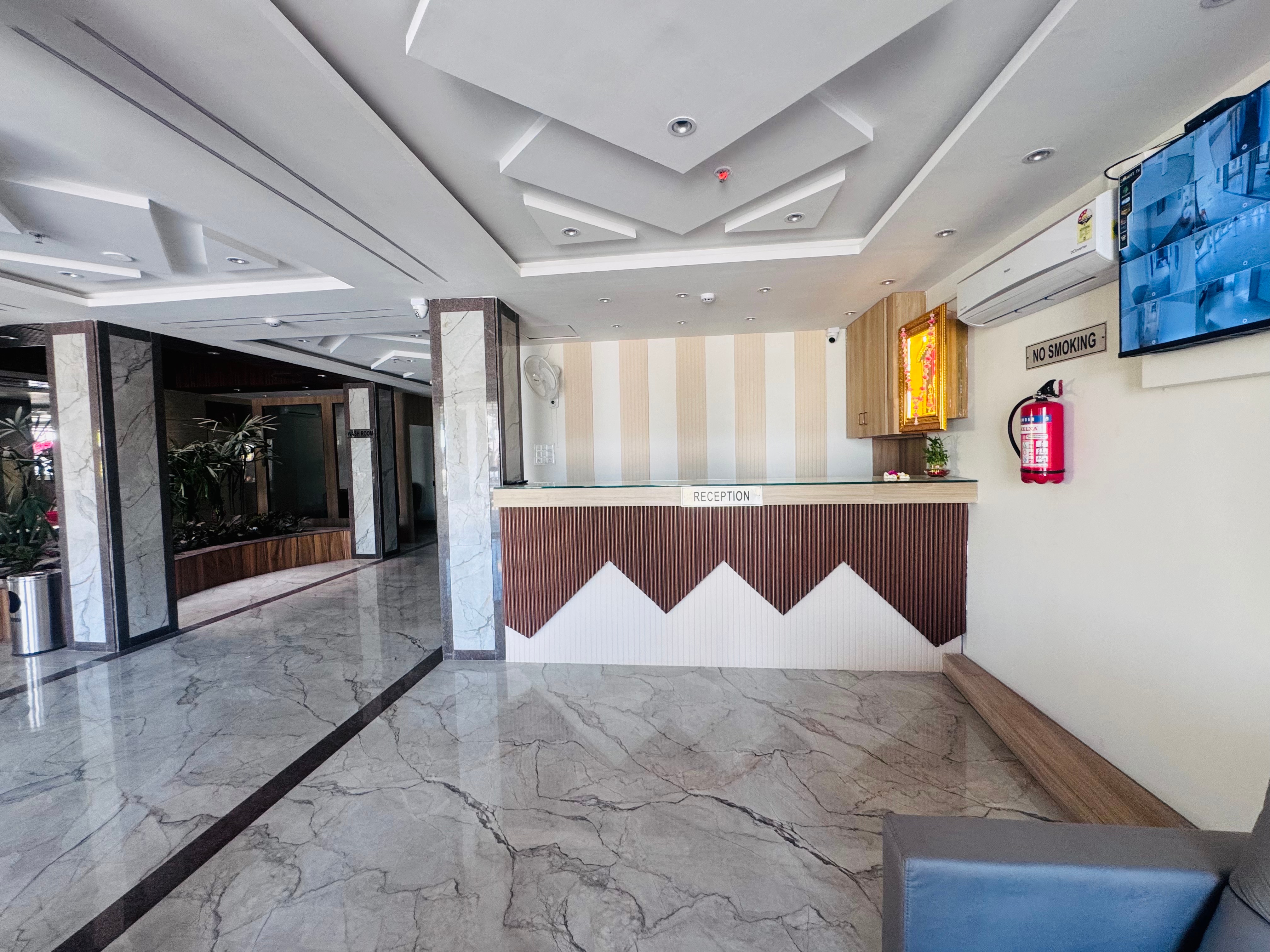 Hotel Maniratna Premium - Tap to explore photos