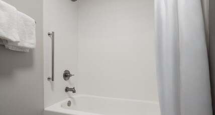 Holiday Inn Express TIFTON Room Type - 1 King Standard