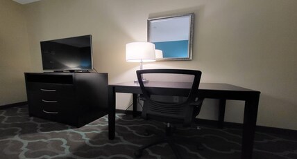 Holiday Inn Express & Suites CUERO Room Type - 1 King Bed Suite Comm Access Sofa Bed
