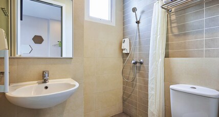 ibis budget Singapore Imperial Room Type - Superior Room with 2 single beds