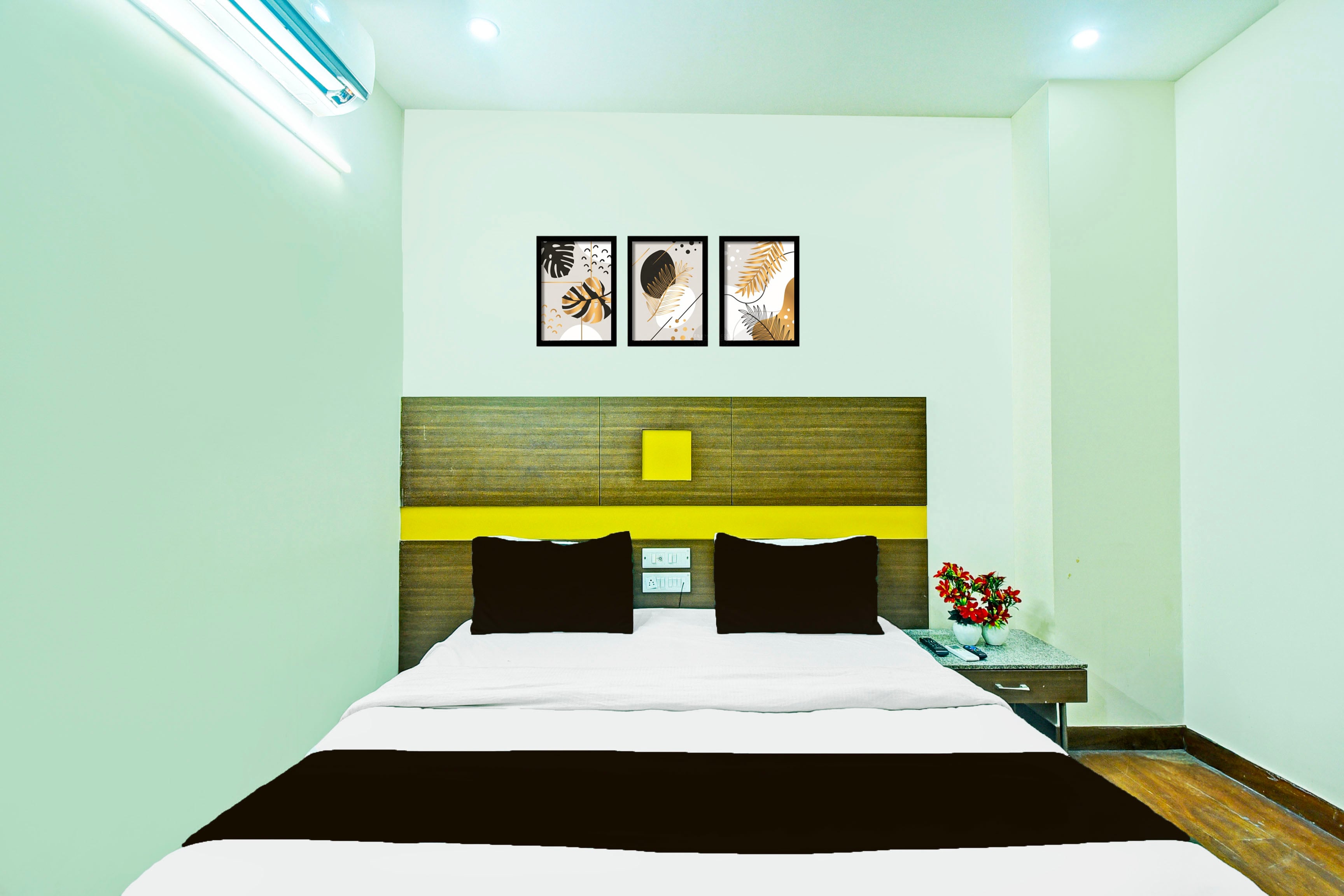 Hotel Aqua - Tap to explore photos