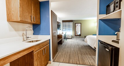 Holiday Inn Express INDIANAPOLIS SOUTH  Room Type - 1 King Stndrd Mobil Access Tub Microwave