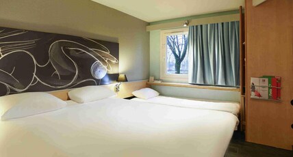 ibis Bourg En Bresse Room Type - Standard Room with one double bed and one single bed ibis Bourg En Bresse Room Type - Standard Room with one double bed and one single bed