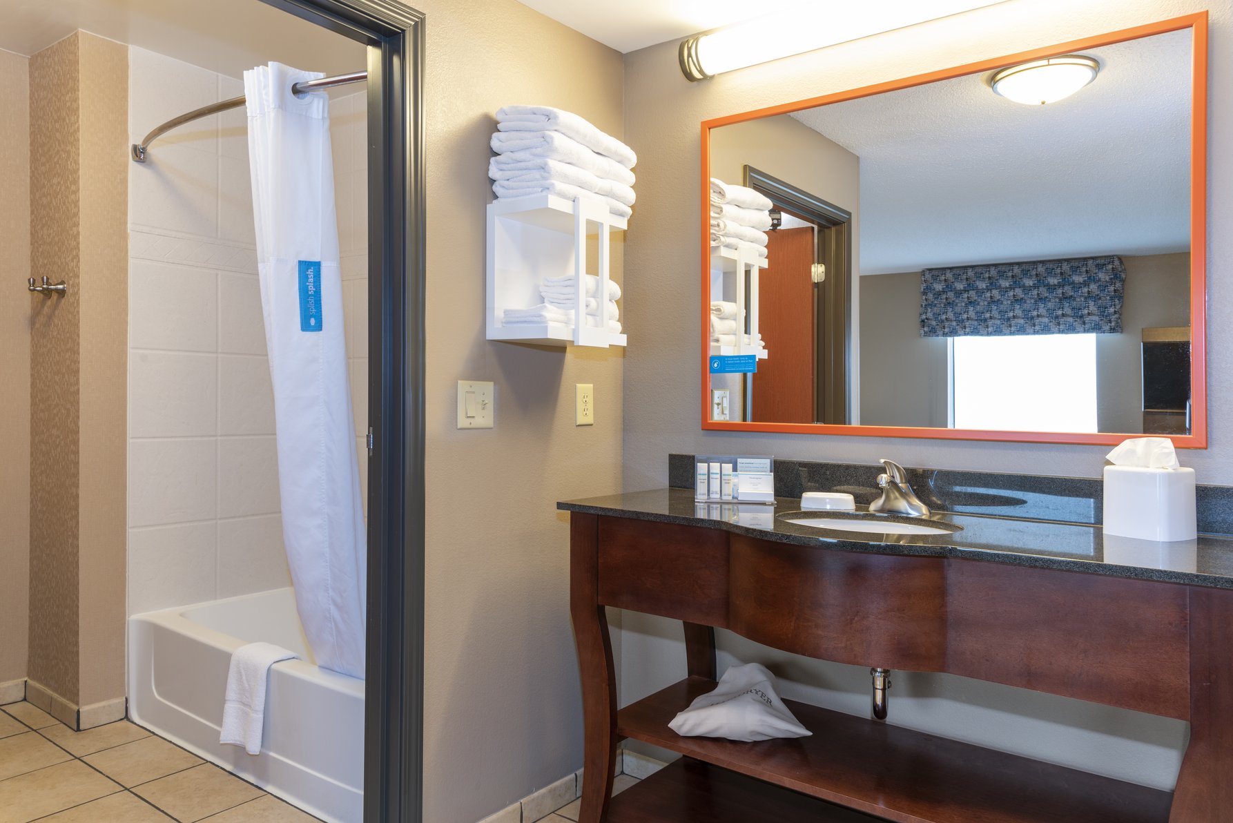 Hampton Inn & Suites by Hilton Marshalltown - Tap to explore photos