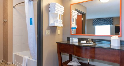 Hampton Inn & Suites by Hilton Marshalltown Room Type - KING SUITE W SOFABED