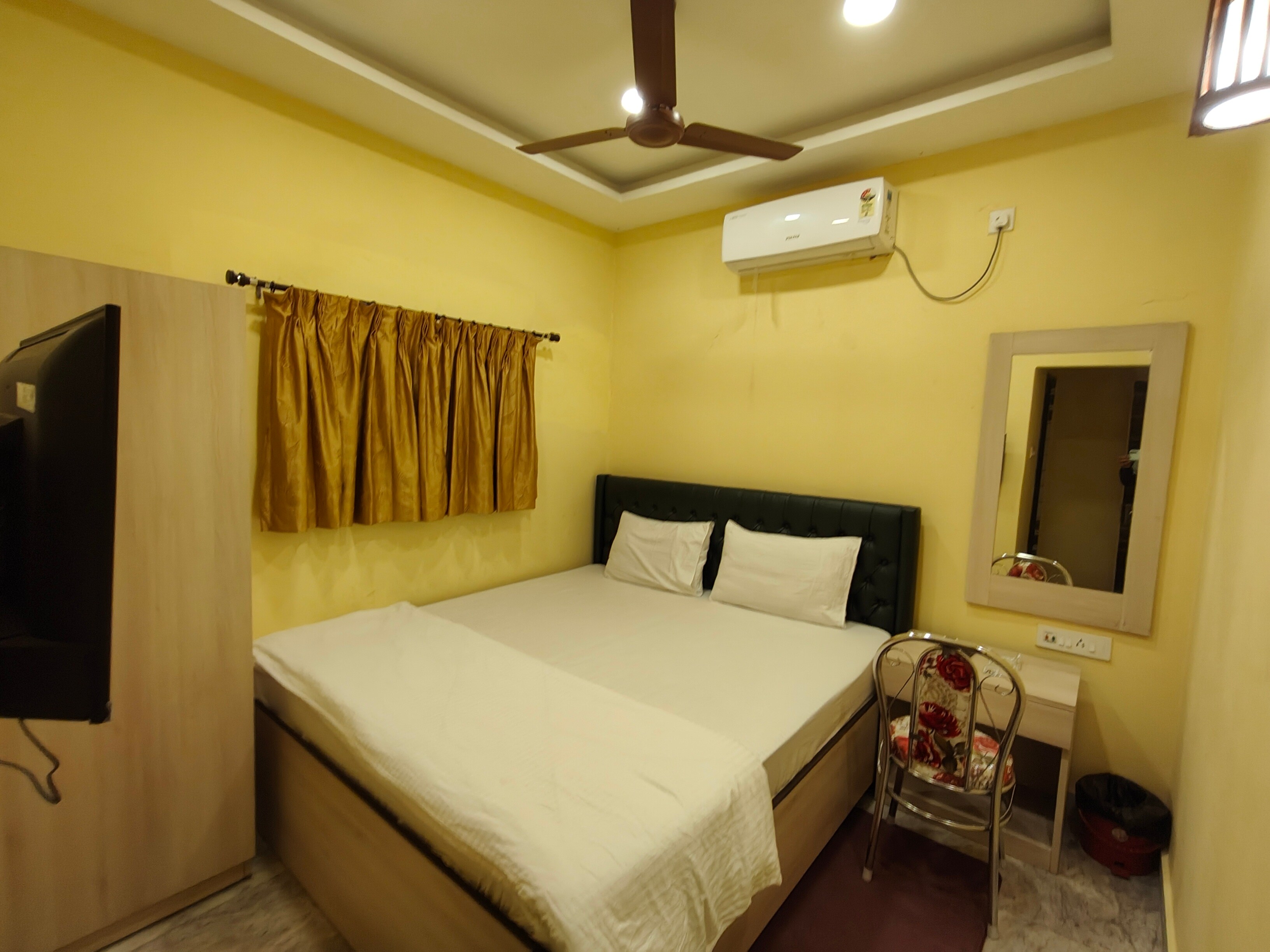 Comfort Cove Homestay in the heart of Salt Lake - Tap to explore photos