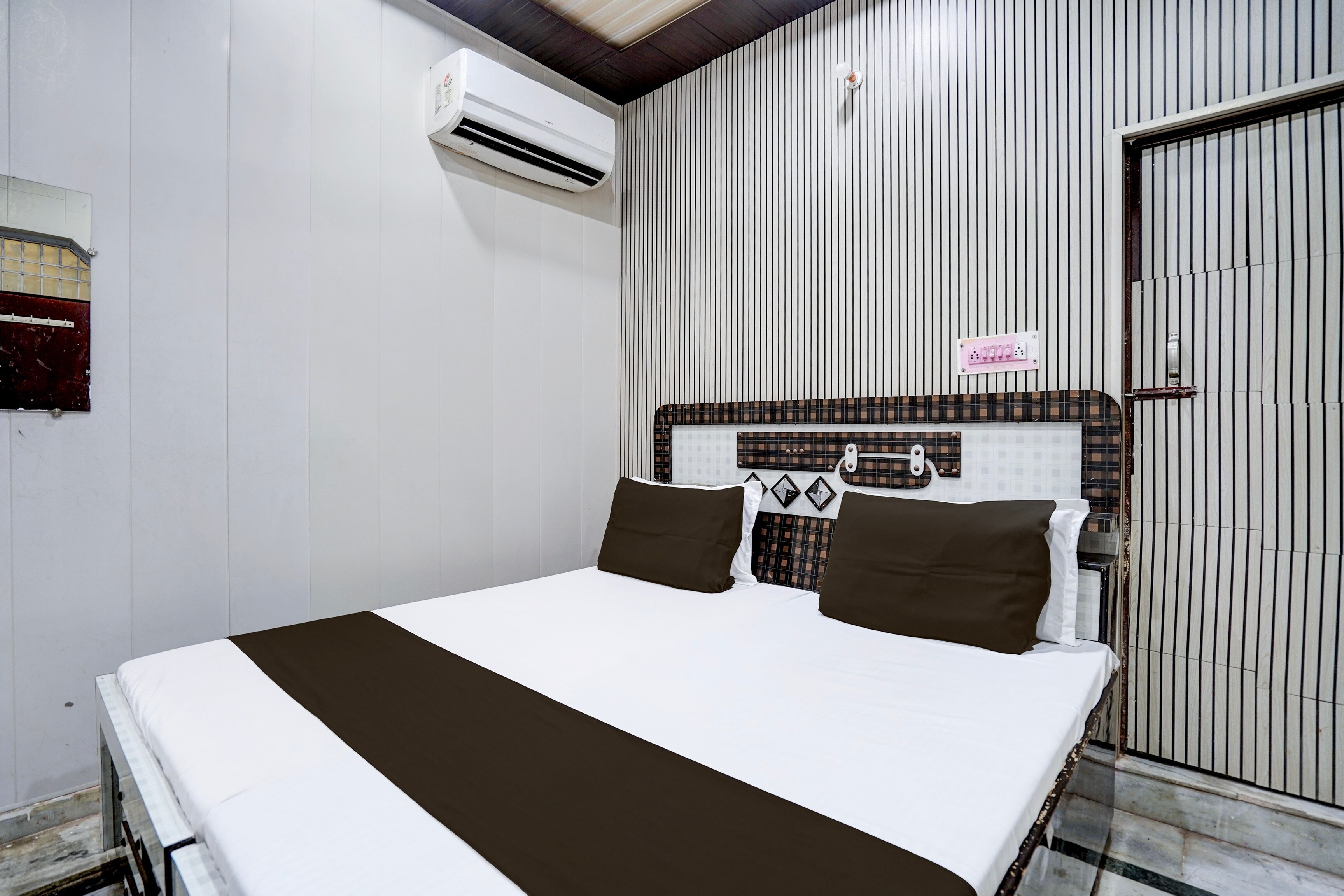 Hotel O RADHIKA MADHAV GUEST HOUSE - Tap to explore photos