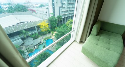 Holiday Inn Cikarang Jababeka Room Type - 1 King Standard Bathtub Pool View Smoking