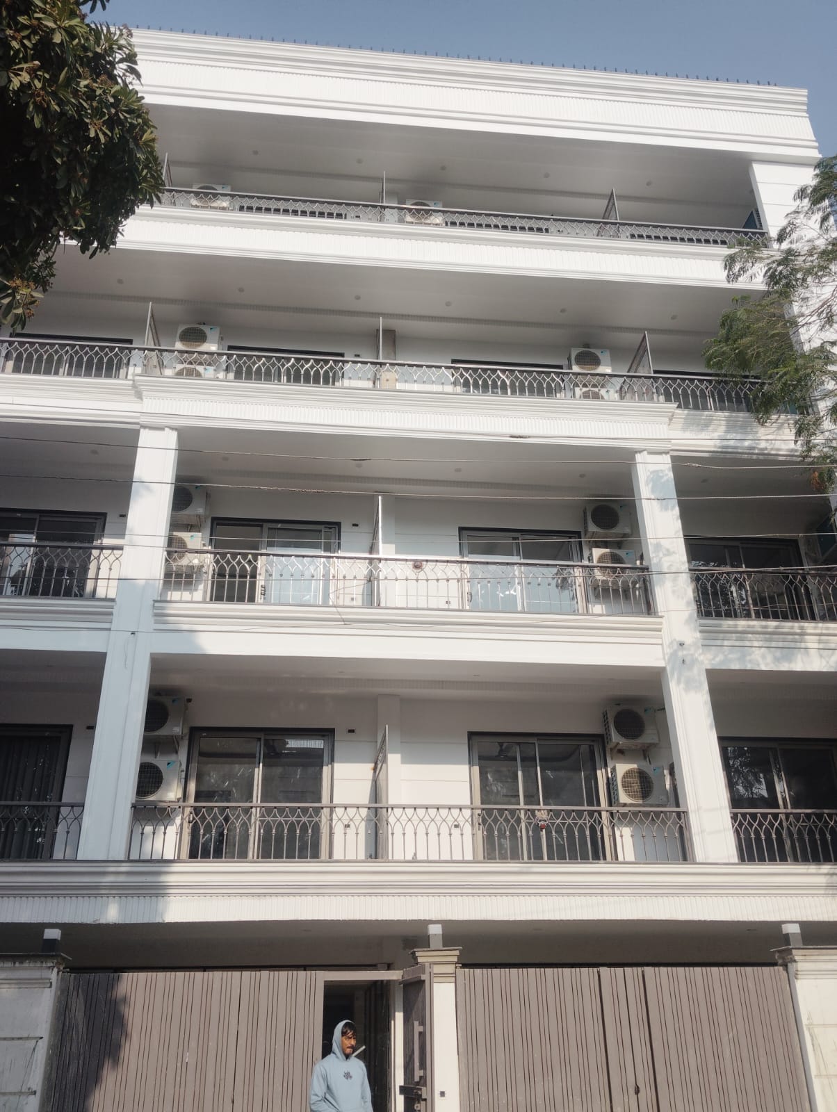 Saltstayz Select Dwarka Sec-9 Near Yashobhoomi - Tap to explore photos