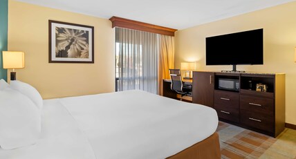 Best Western Date Tree Hotel Room Type - Accessible - 1 King, Mobility Accessible, Communication Assistance, Roll In Shower, Non-Smoking, Ful Best Western Date Tree Hotel Room Type - Accessible - 1 King, Mobility Accessible, Communication Assistance, Roll In Shower, Non-Smoking, Ful