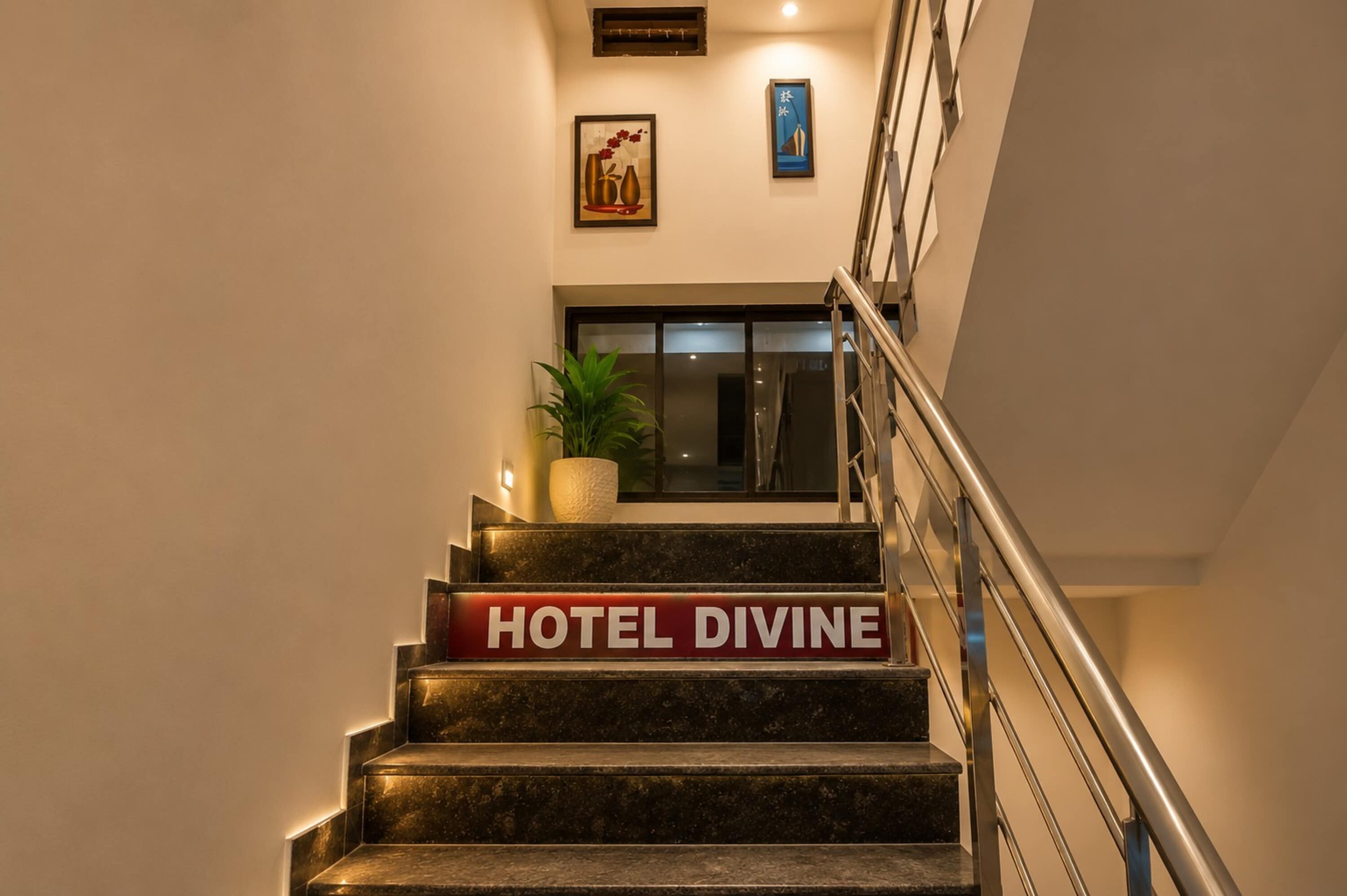 Hotel Devine Opp Jubilee Walk Mall & Near Gurdwara Sohana - Tap to explore photos