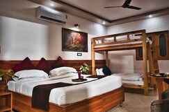 Rooms of Hotel Green Hills / The 60s Cafe