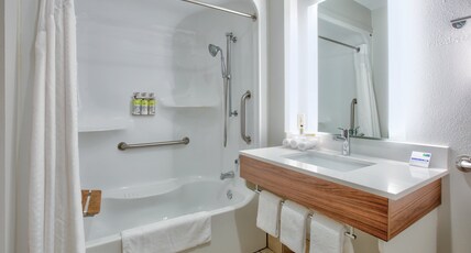 Holiday Inn Express HOPE Room Type - 1 Queen Bed Standard Mobil Access Tub
