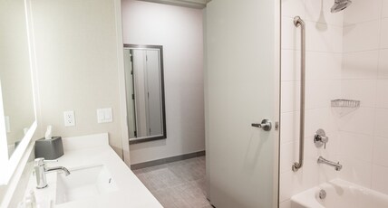Holiday Inn & Suites Calgary South - Conference Ctr Room Type - 2 Queen Beds Standard Sofa Bed