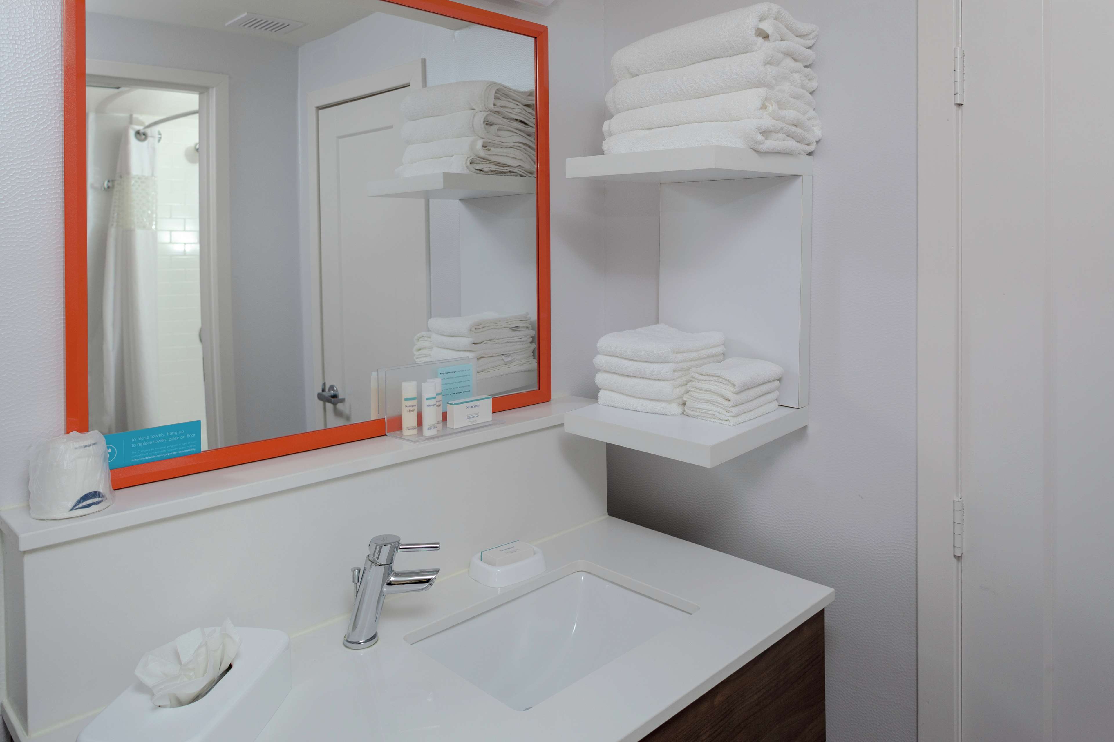 Hampton Inn by Hilton Woodbridge - Tap to explore photos