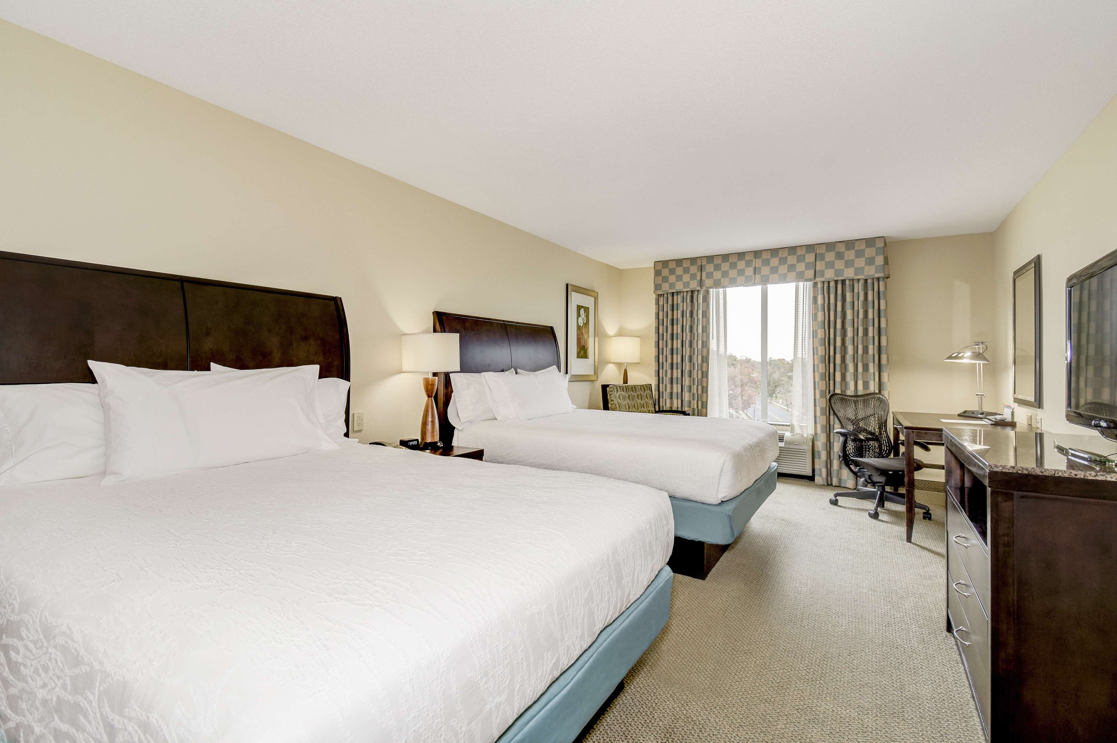 Hilton Garden Inn Waldorf - Tap to explore photos